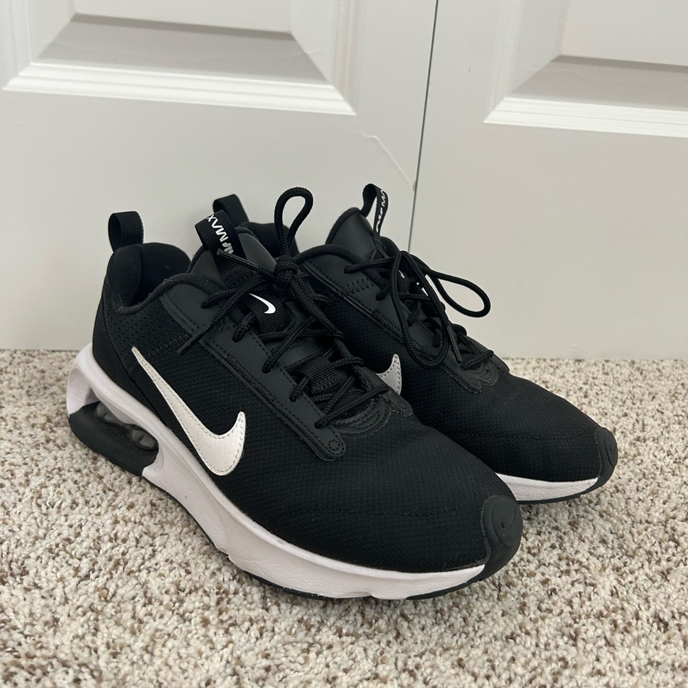 NIKE air maxs